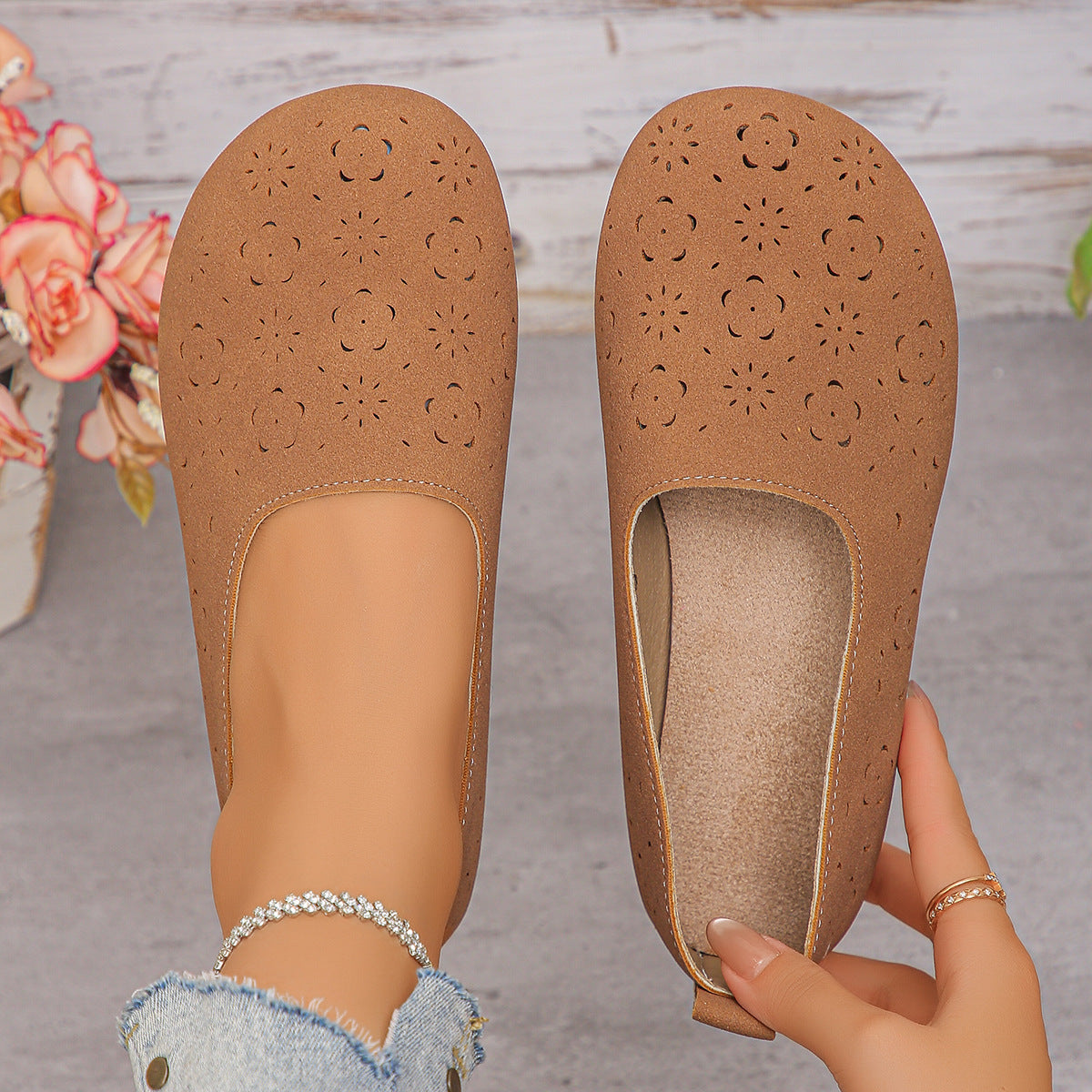 Damen bequeme Slipper mit luftiger Blumenperforation R&B