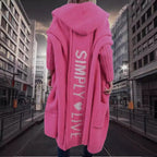 Damen Oversized Strickmantel mit Hoodie und auffälligem Schriftzug R&B