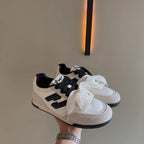 Damen Sneaker mit auffälligem Band und sportlichem Design R&B