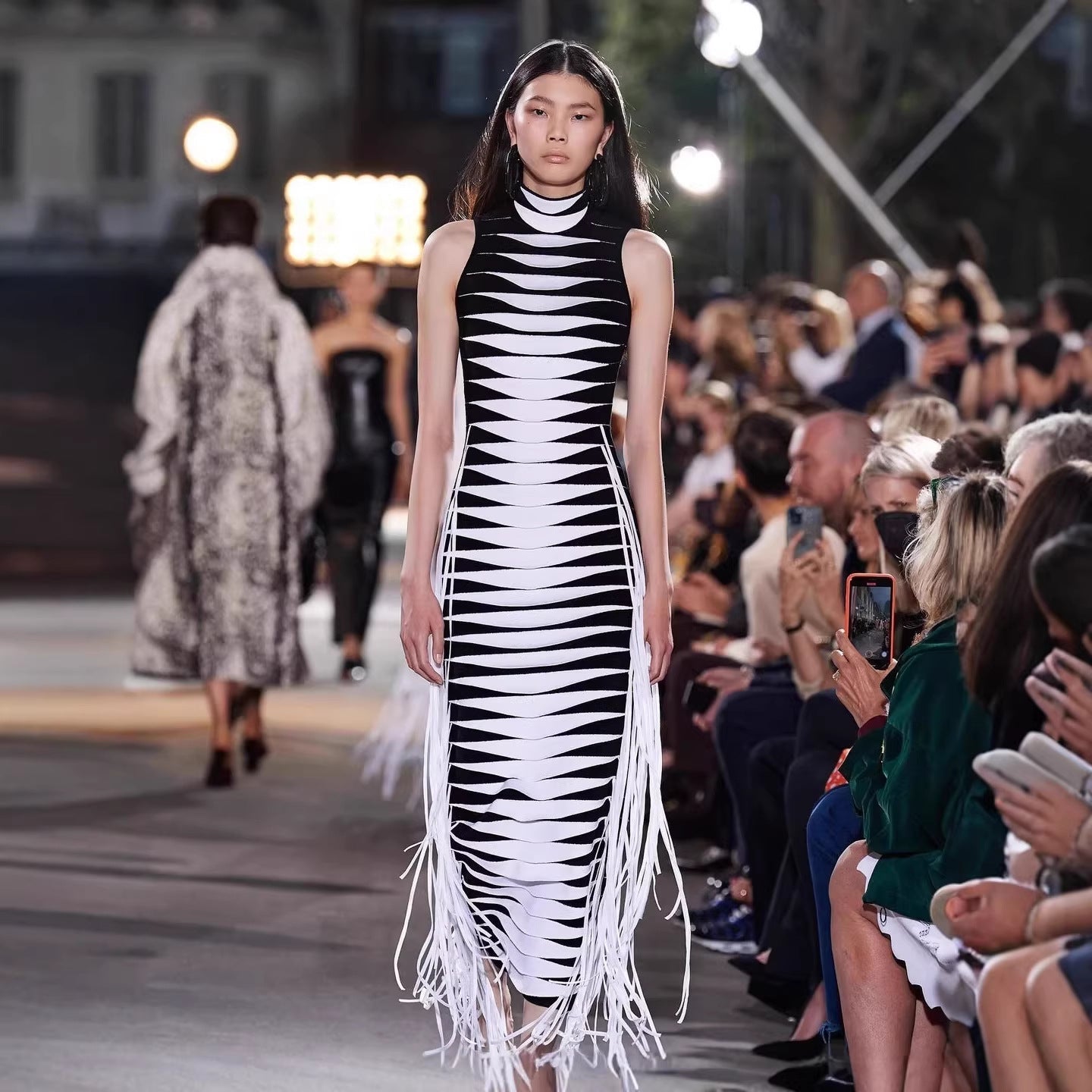 Damen körperbetontes Maxikleid mit Fransen und grafischem Design R&B
