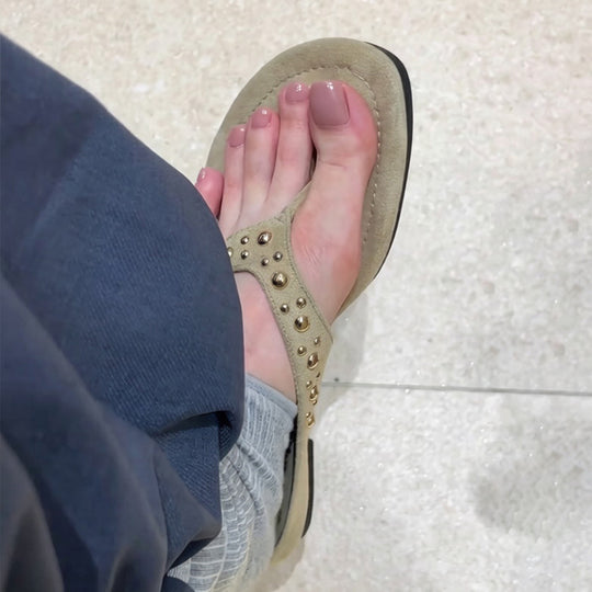 Damen Elegante Zehentrenner mit modischen Nietenakzenten R&B