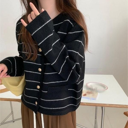 Damen gemütlicher Cardigan mit feinen Streifen und praktischen Taschen R&B