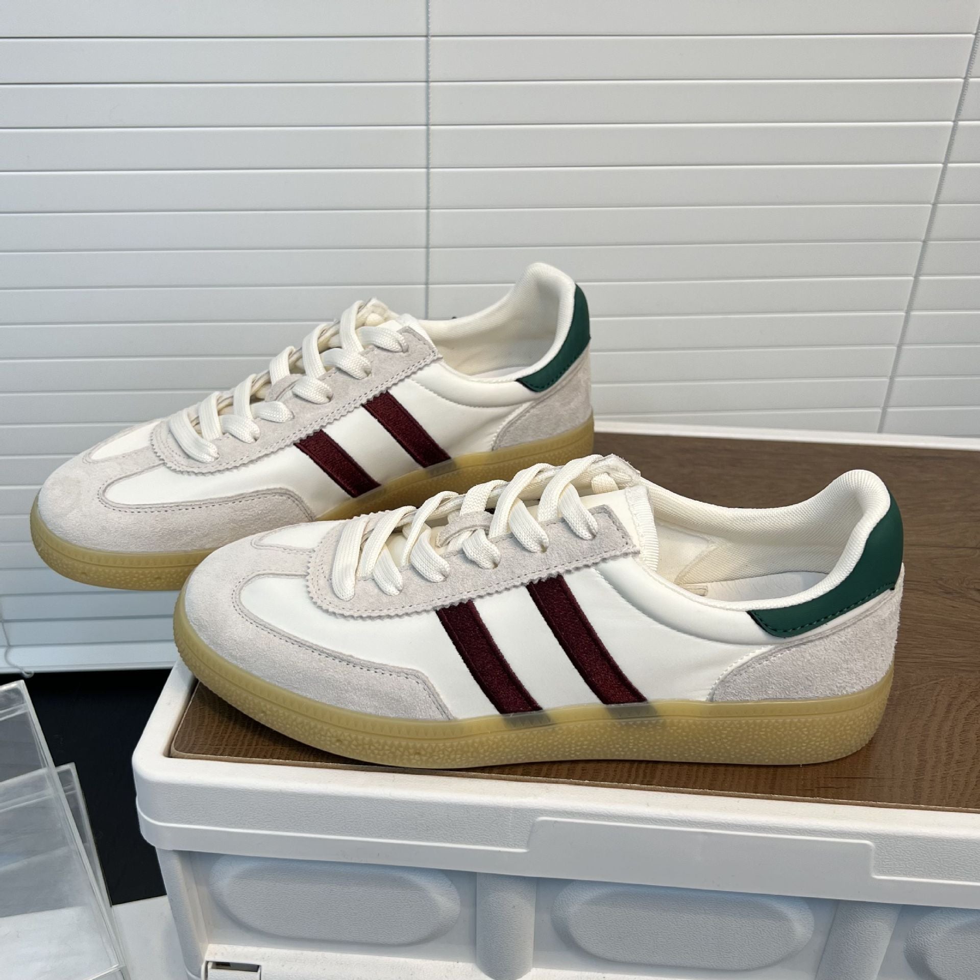 Damen Retro-Inspirierte Sneakers mit modischem Veloursleder und sportlichen Akzenten R&B