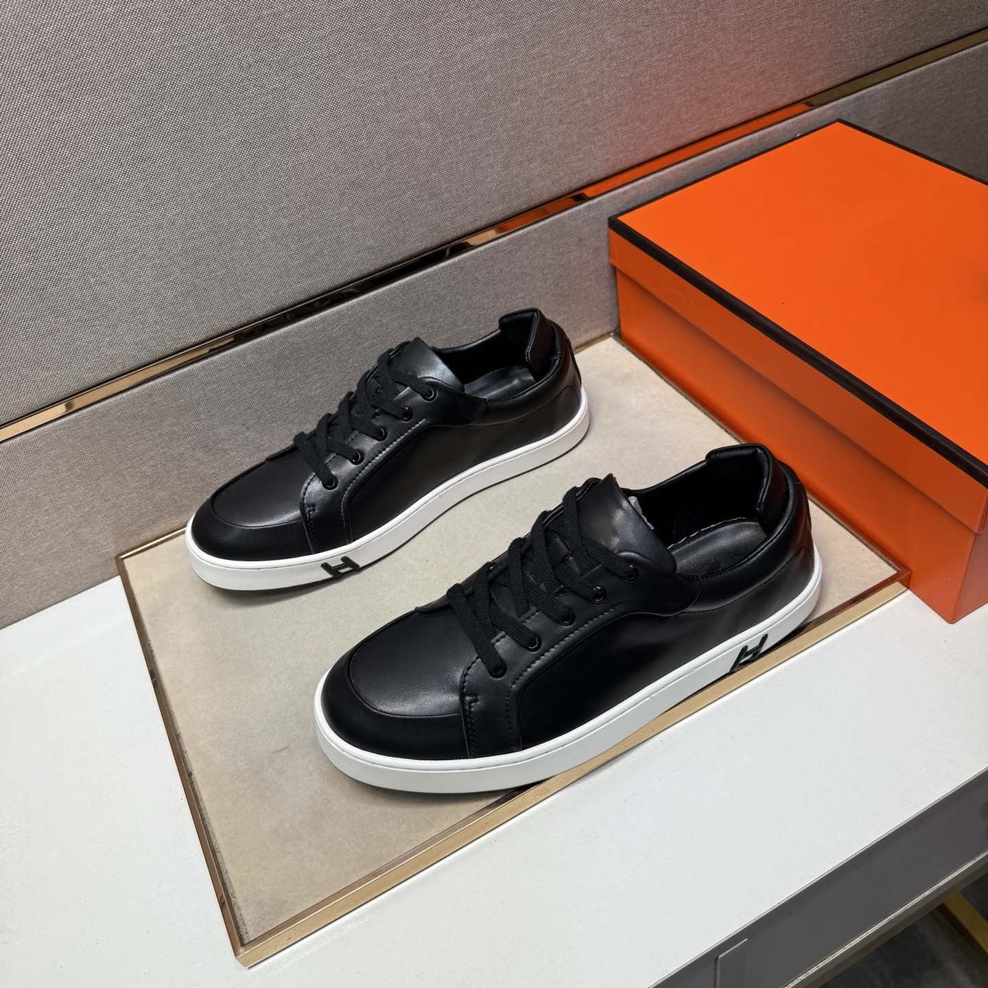 Damen sportliche Sneakers aus edlem Kunstleder mit rutschfester Sohle R&B