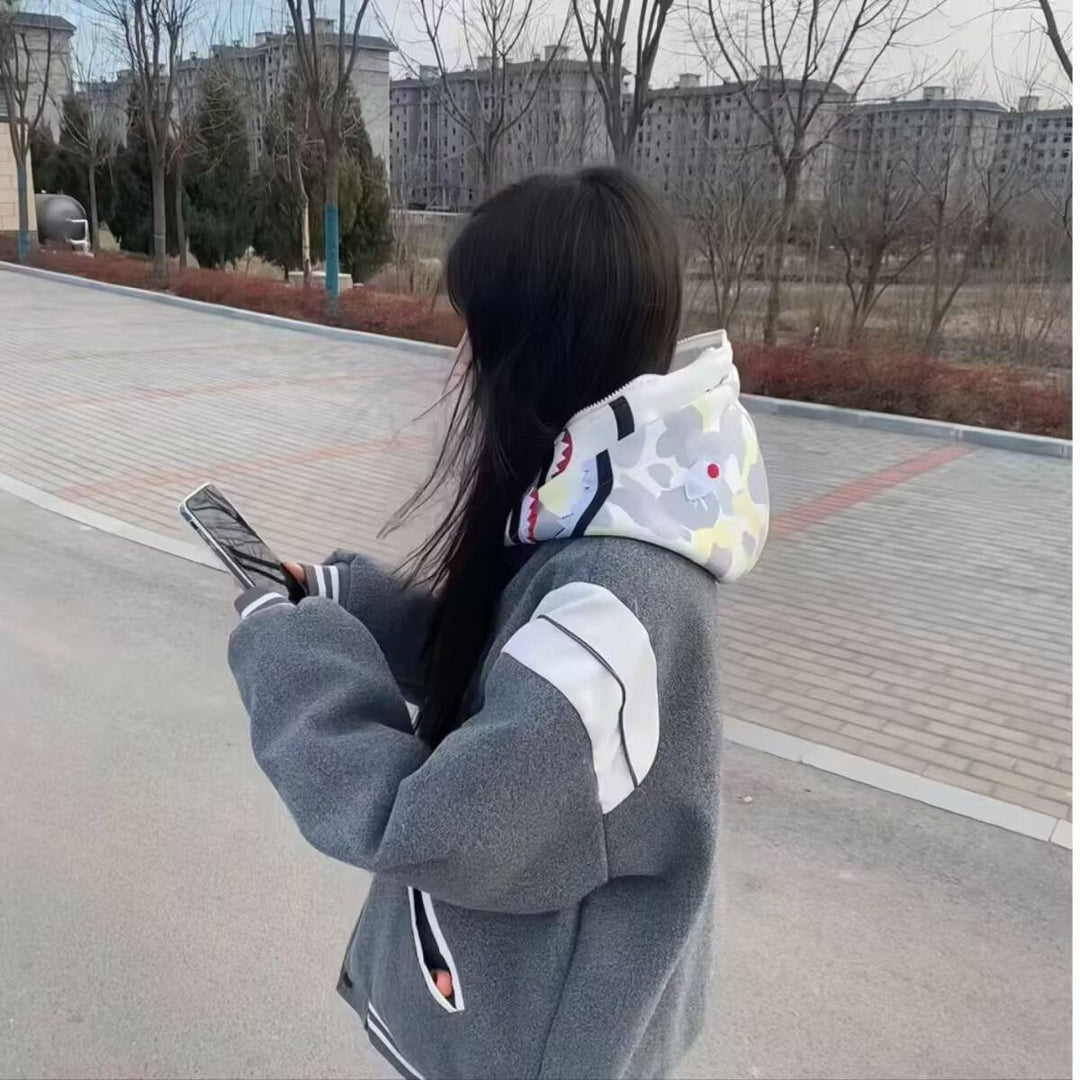 R&B | Lässige Varsity Jacke Im Retro Stil mit Gestreiften Ärmeldetails und Gerippten Bündchen