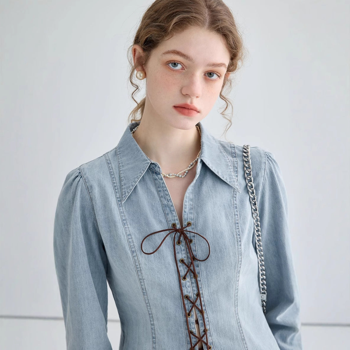 Damen Denim-Bluse mit historischem Schnürdetail und lässiger Passform R&B