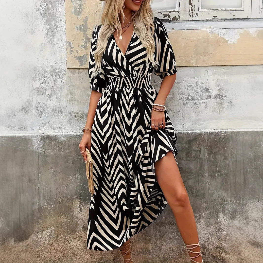 Damen Langes Wickelkleid mit modernem Muster und Rüschendetails R&B