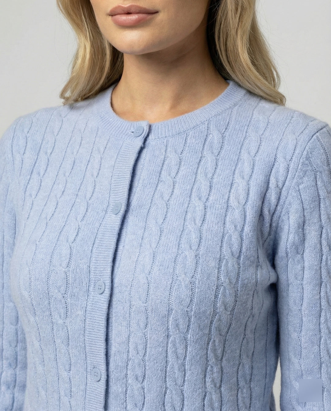 Damen kurzes Zopfmuster-Cardigan mit Rundhalsausschnitt und minimalistischer Knopfleiste R&B