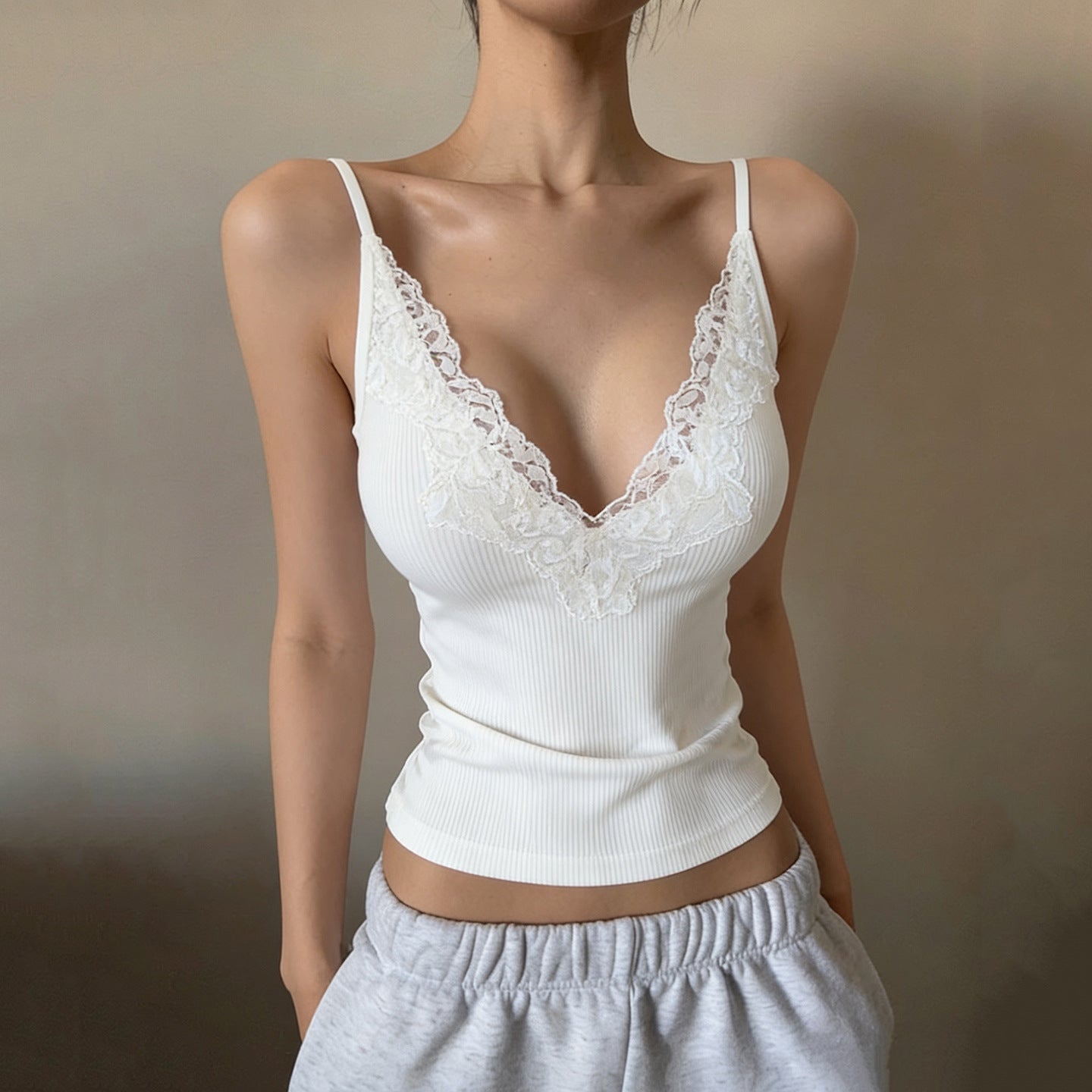 Damen Elegantes Top mit Spitzenverzierung und tiefem V-Ausschnitt R&B