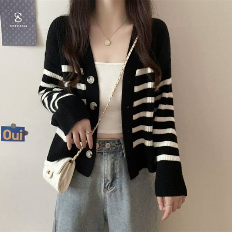 Damen gestreifte Strickjacke mit elegantem V-Ausschnitt und dekorativen Knöpfen R&B