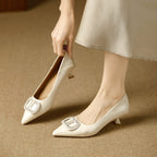 Damen elegante Blockabsatz-Pumps mit modischer Schnallenapplikation