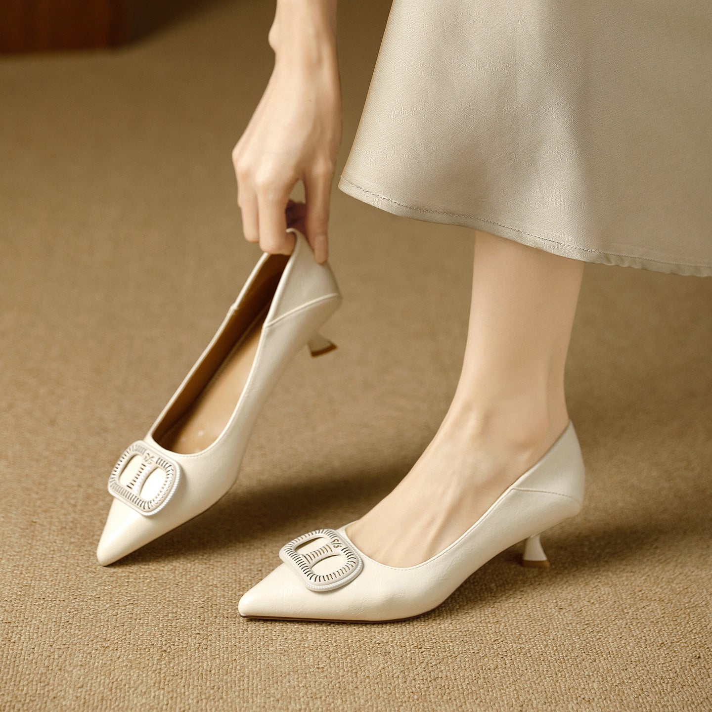 Damen elegante Blockabsatz-Pumps mit modischer Schnallenapplikation