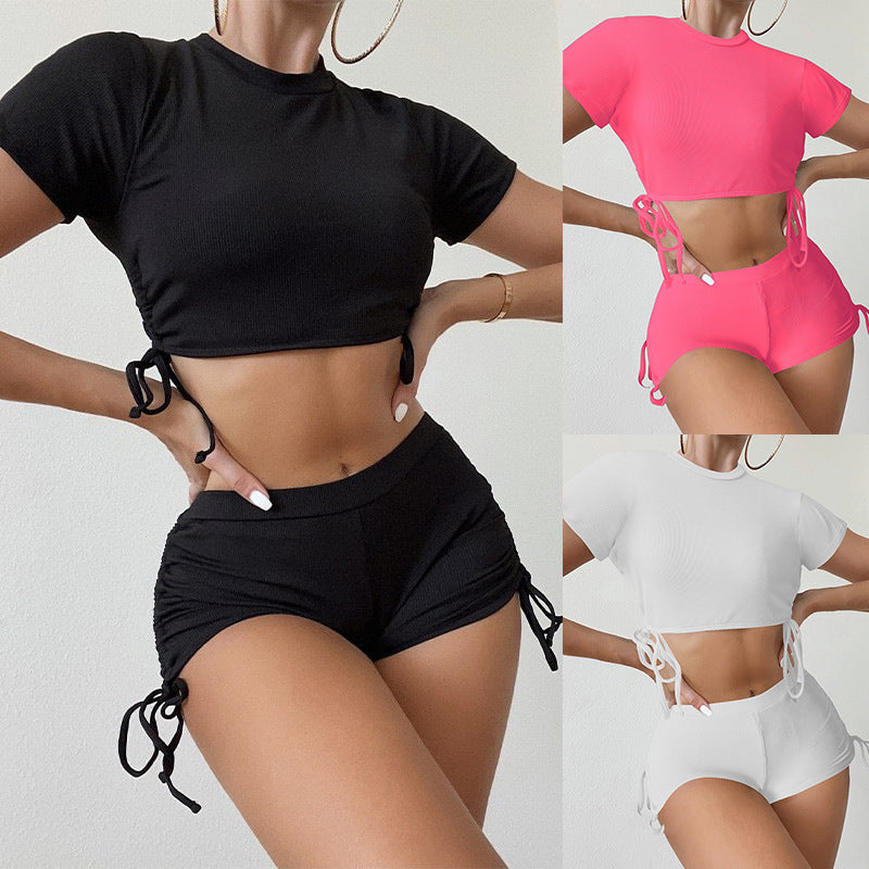 Damen sportliches Crop-Top mit verspielten Bindändern und Shorts