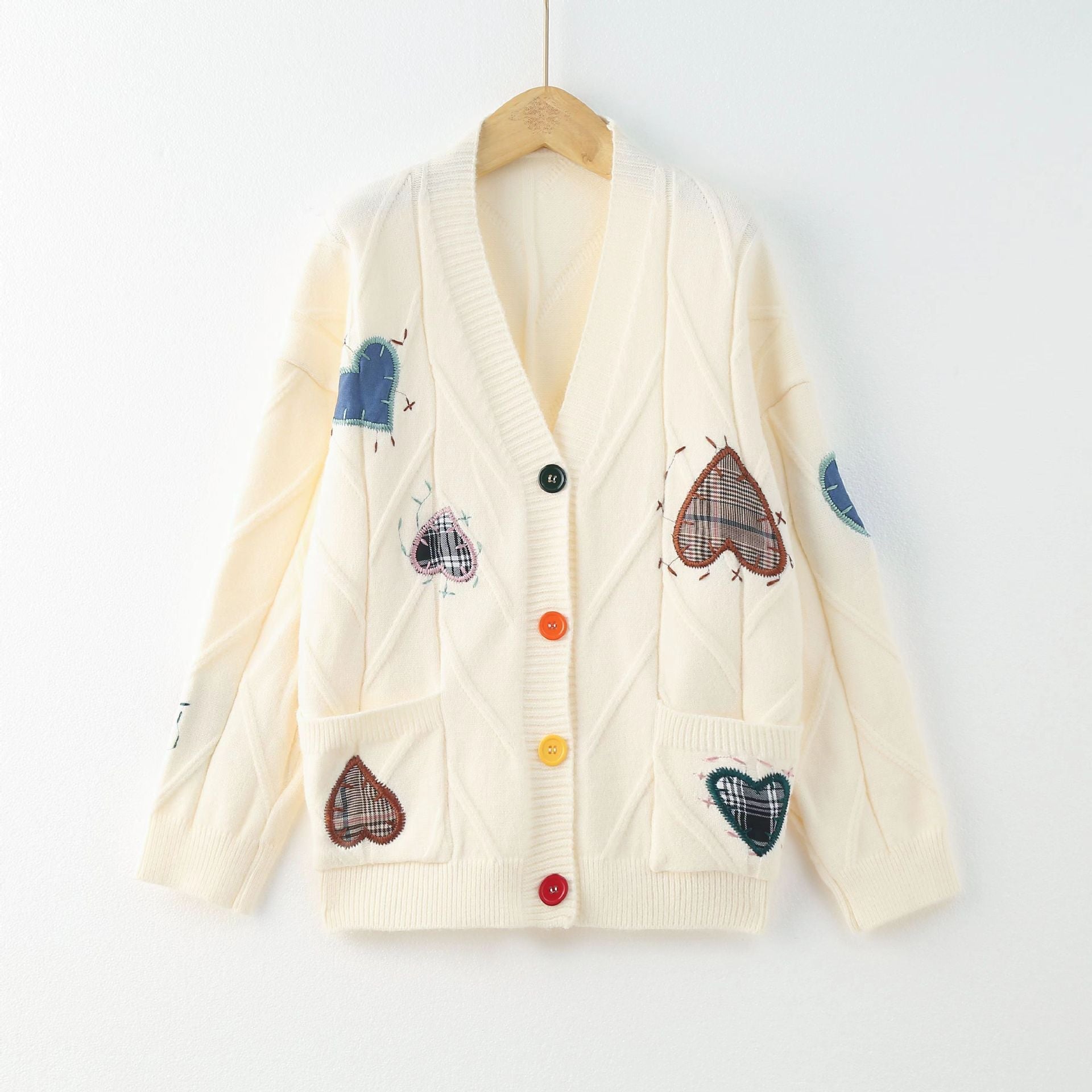Damen Strickjacke mit Herzapplikationen und Knopfdetaillierung R&B