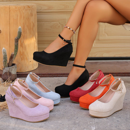 Damen Wedge-Pumps mit zierlichem Riemen und glänzendem Akzent R&B