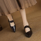 Damen elegante Pumps mit modischem Riemchen und glänzendem Schmuckdetail R&B