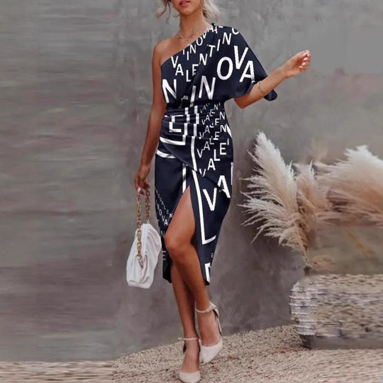Damen Kleid mit asymmetrischem Schnitt und auffälligem Schriftmuster R&B