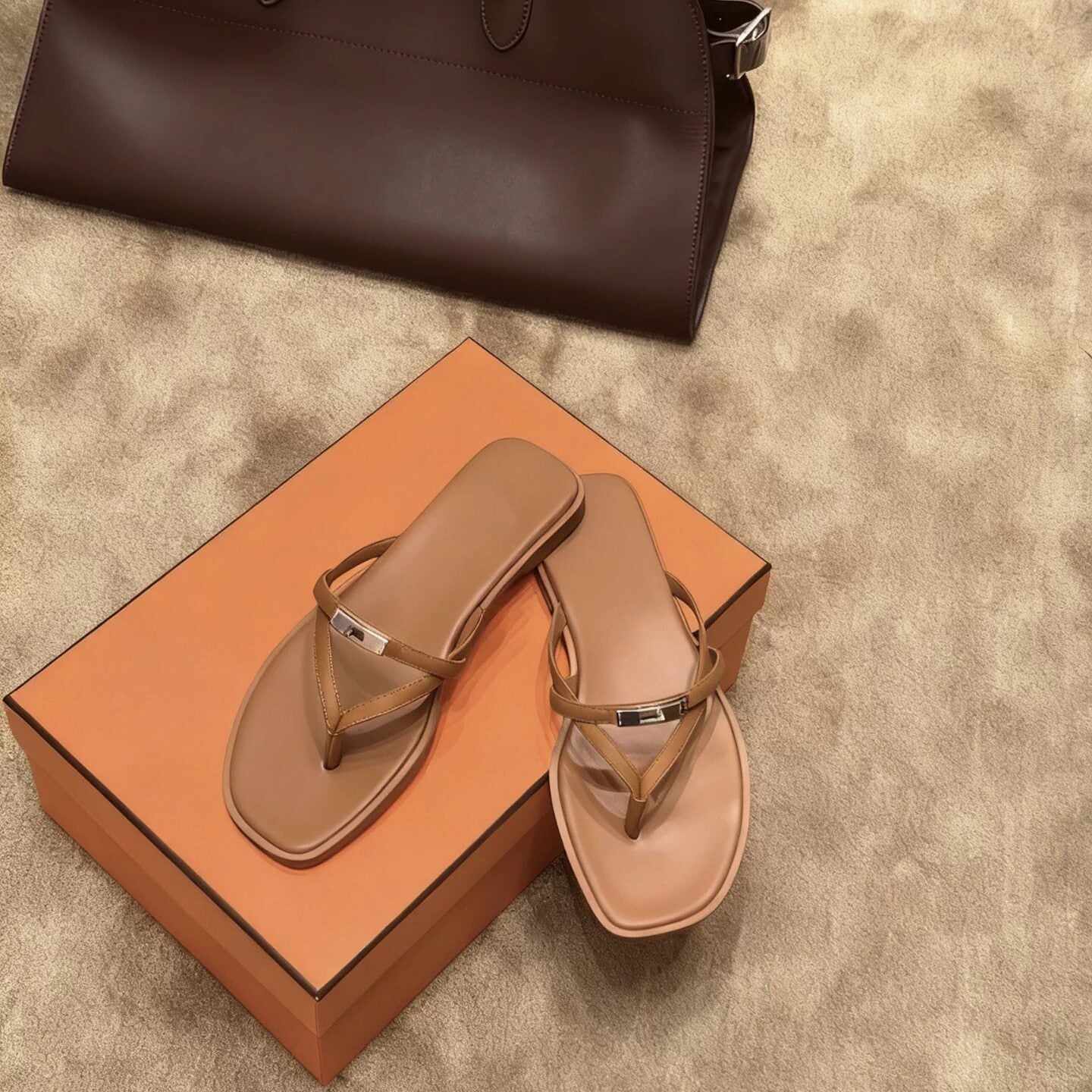 Damen Elegante Zehentrenner-Sandalen mit modischem Riemen und glänzendem Akzent R&B