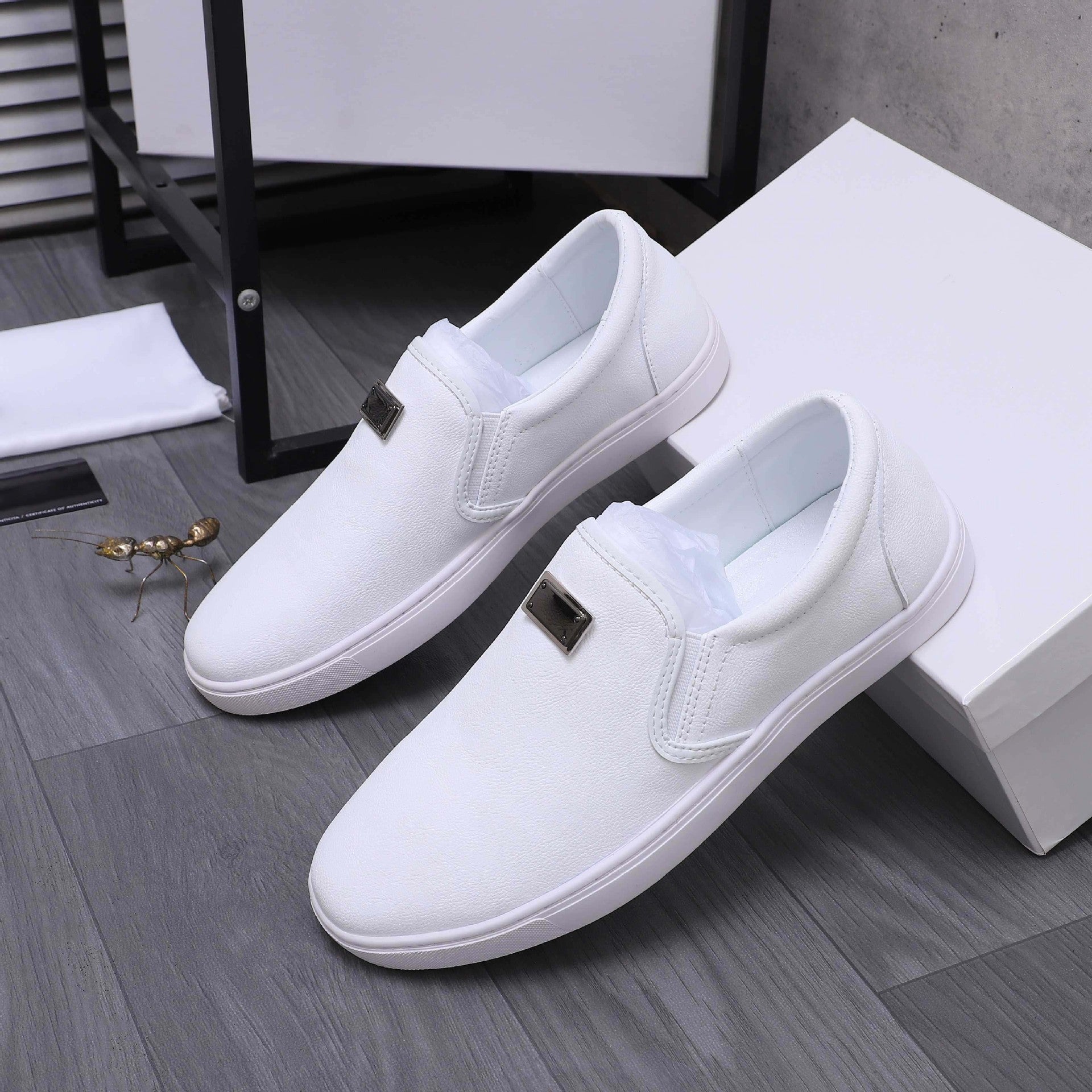 Damen Bequeme Slip-On Sneakers mit eleganter Lederriemen-Applikation R&B