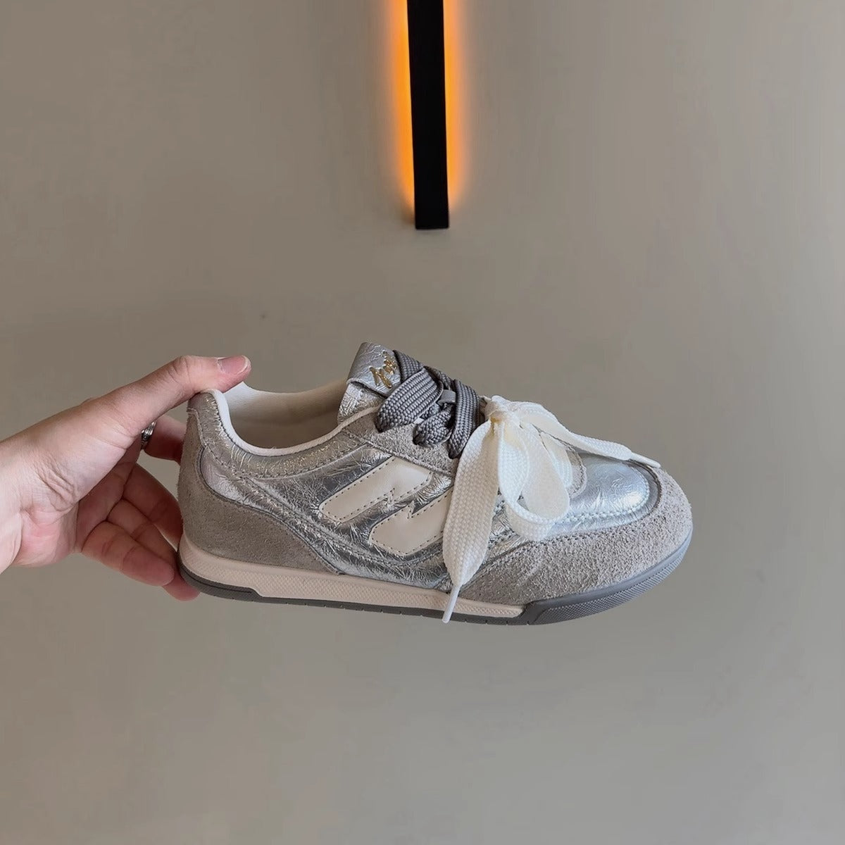 Damen Sneaker mit auffälligem Band und sportlichem Design R&B
