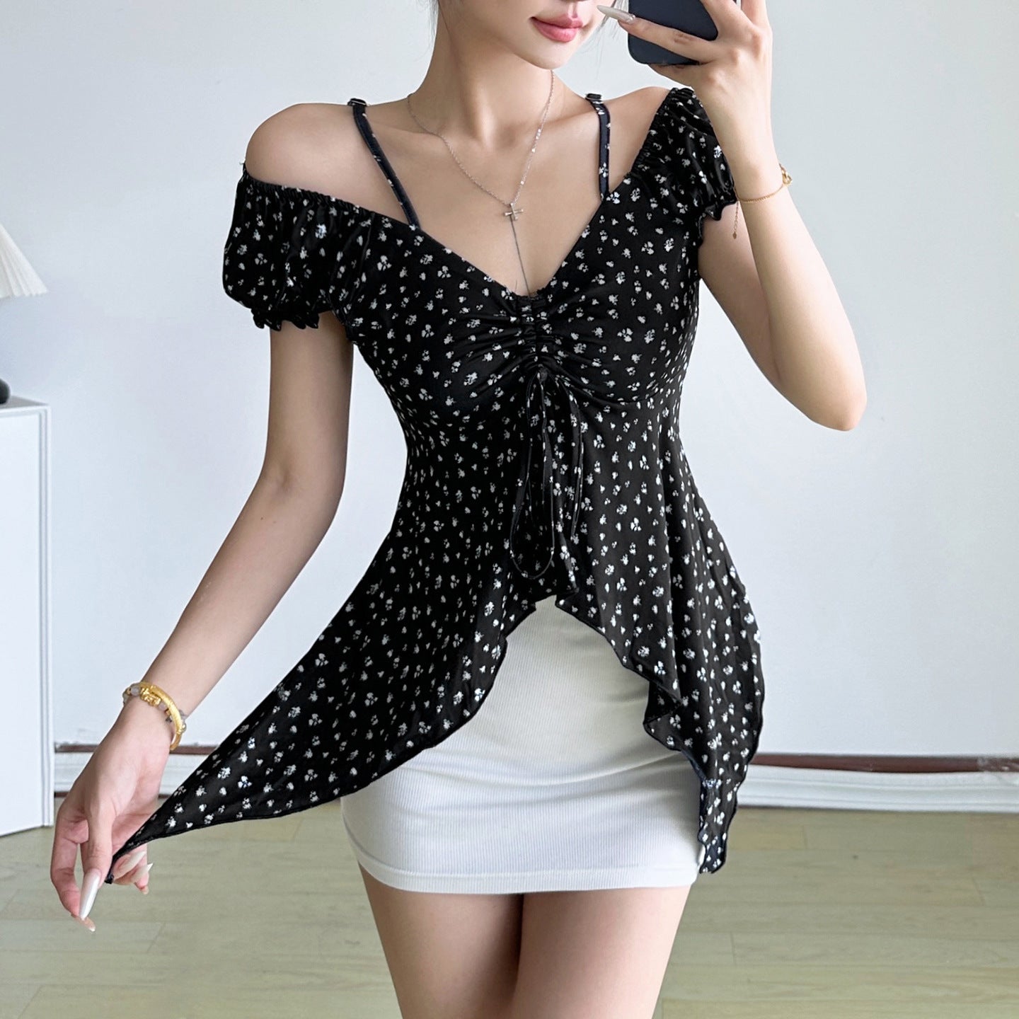 Damen Off-Shoulder-Oberteil mit süßem Blumenmuster und Raffung R&B