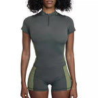 Damen Sportliches Set mit kurzem Oberteil und enganliegenden Shorts R&B