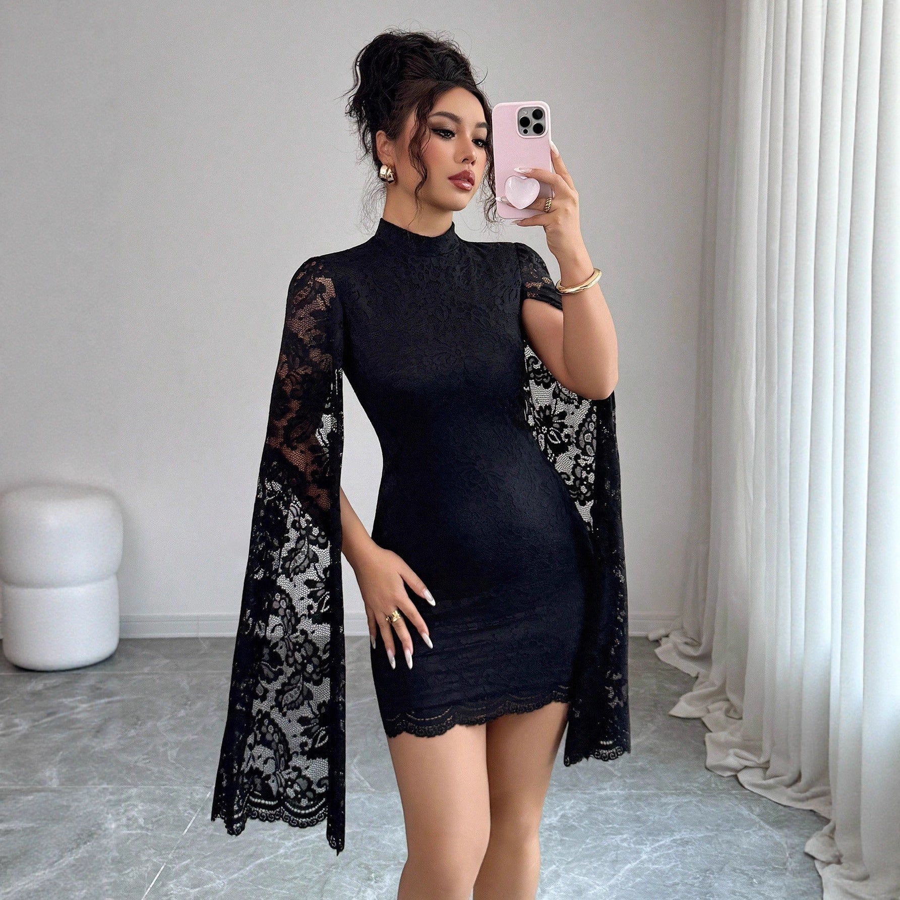 Damen nan tailliertes Spitzen-Minikleid mit hohem Stehkragen und dramatischen Cape-Ärmeln R&B