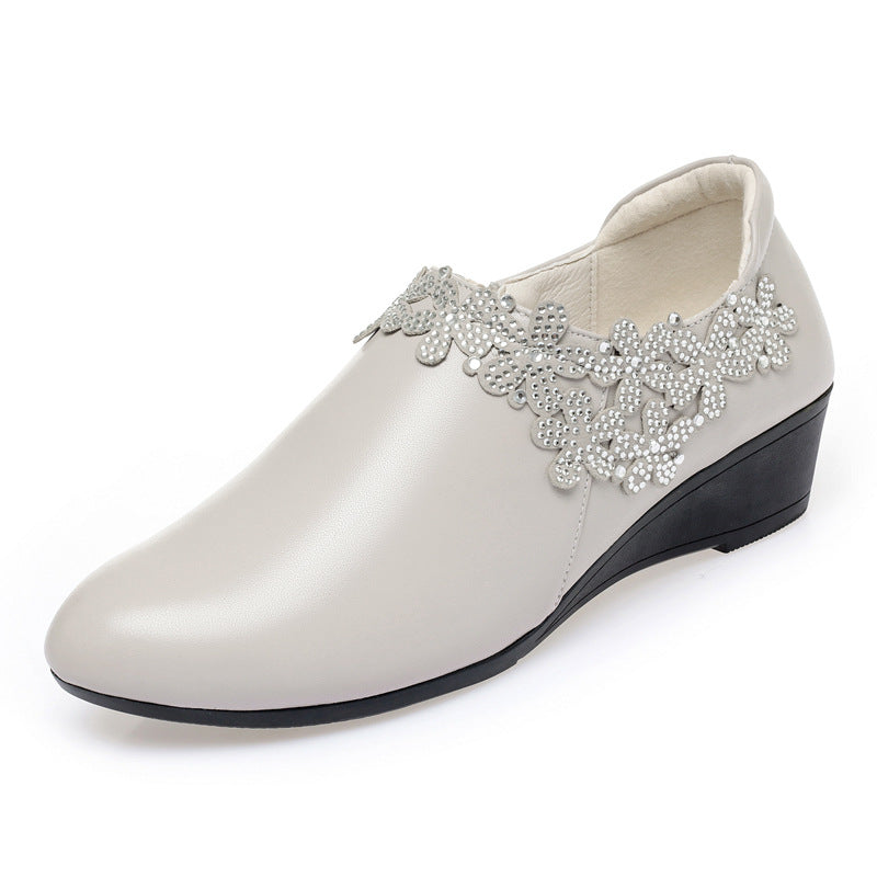 Damen elegante Wedgesandaletten mit floralem Schmuckdetail und komfortablem Fußbett R&B