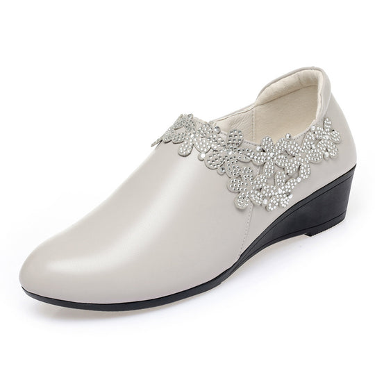 Damen elegante Wedgesandaletten mit floralem Schmuckdetail und komfortablem Fußbett R&B