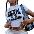 Damen Crop-Top mit kreativem Grafikdesign und modernem Schriftzug R&B