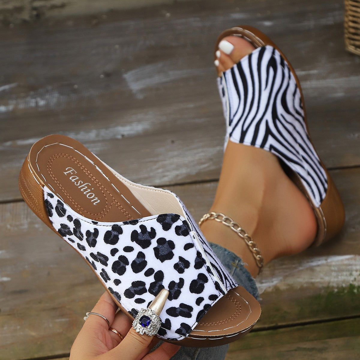 Damen modische Clogsandalen mit tierischem Print und elegantem Schmuckdetail R&B