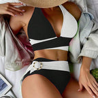 Damen Triangel-Bikini mit modischen Farbblock-Details und dekorativem Gürtel