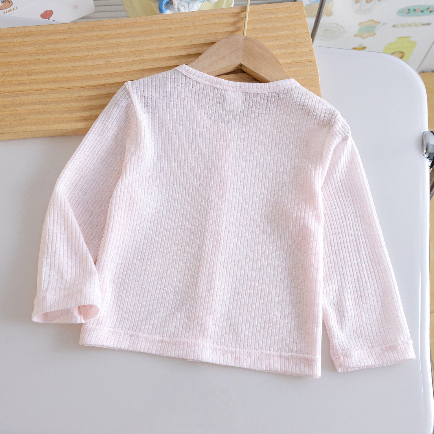 Mädchen Nan Ripp-Strick Bio-Gefühl Baby-Strickjacke mit Knopfverschluss und gesticktem Bogen R&B