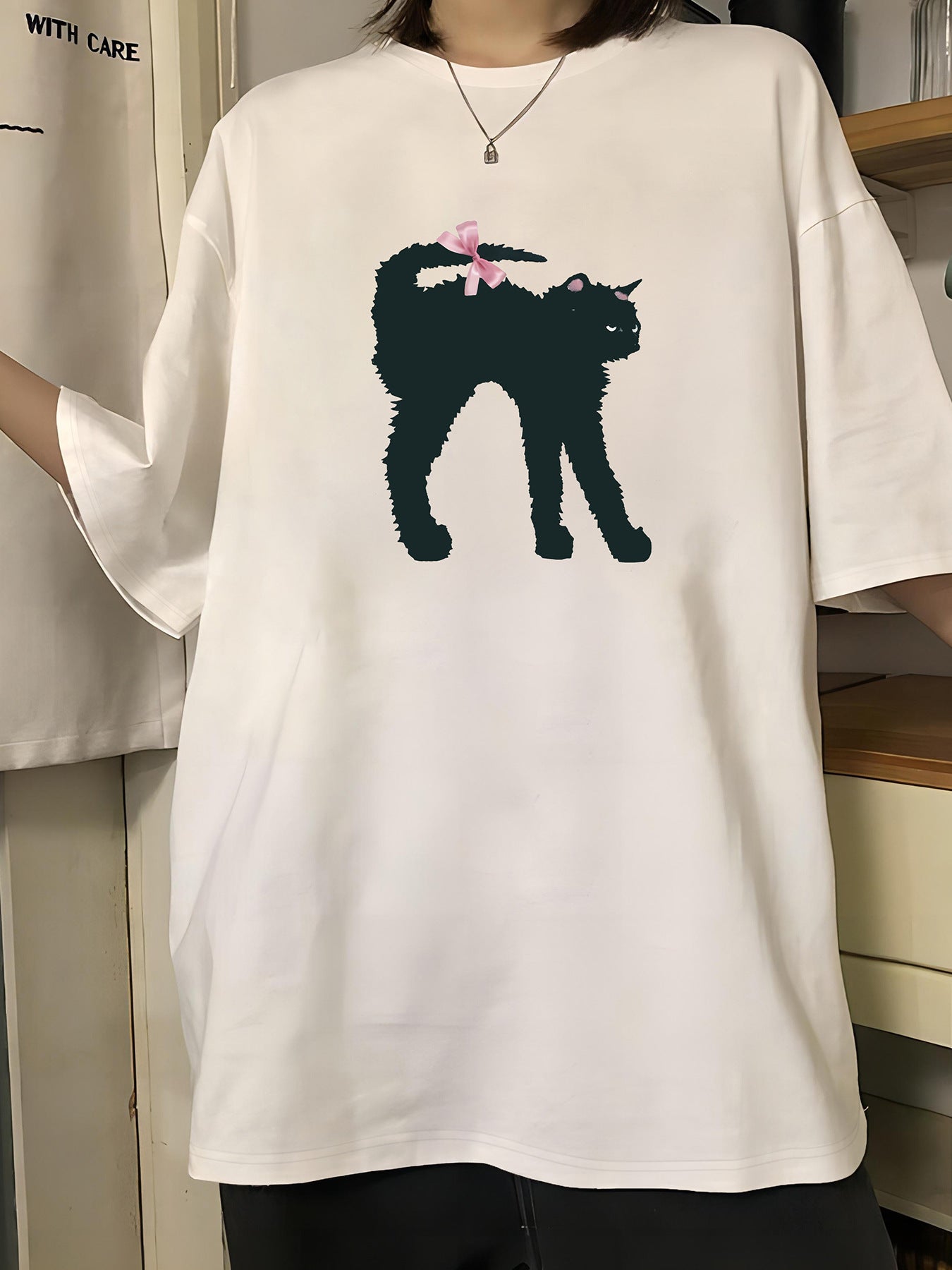 Damen T-Shirt mit kreativem Katzenmotiv und verspielter Schleife R&B
