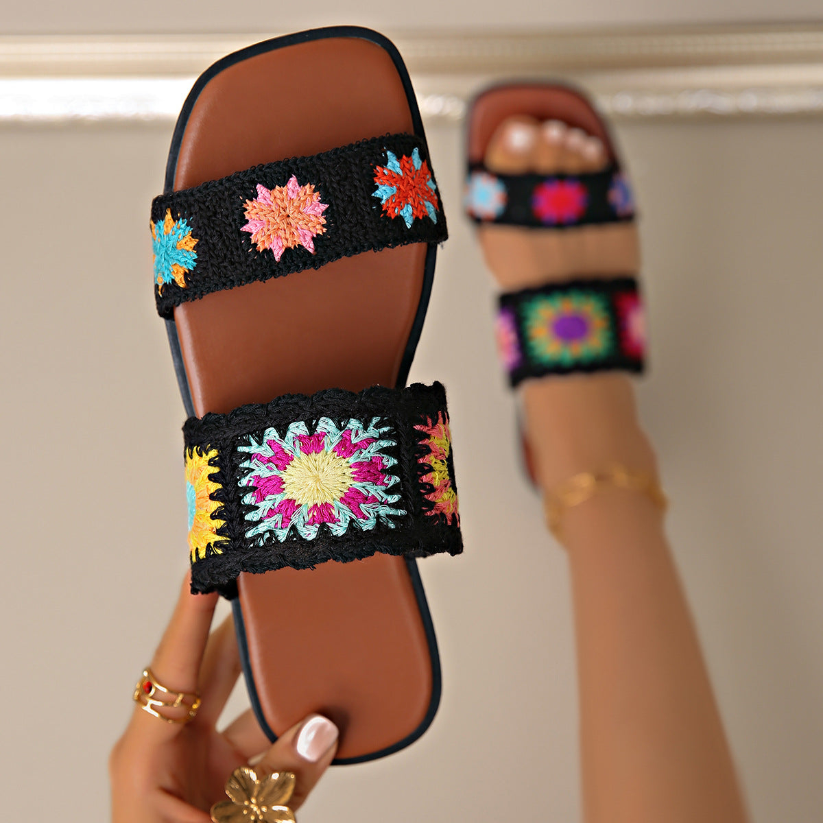 Damen Pantoletten mit kunstvollem Blumenstickdesign und rutschfester Sohle R&B