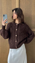 Damen Grobstrickjacke mit eleganter Knopfdetails und voluminösen Ärmeln R&B