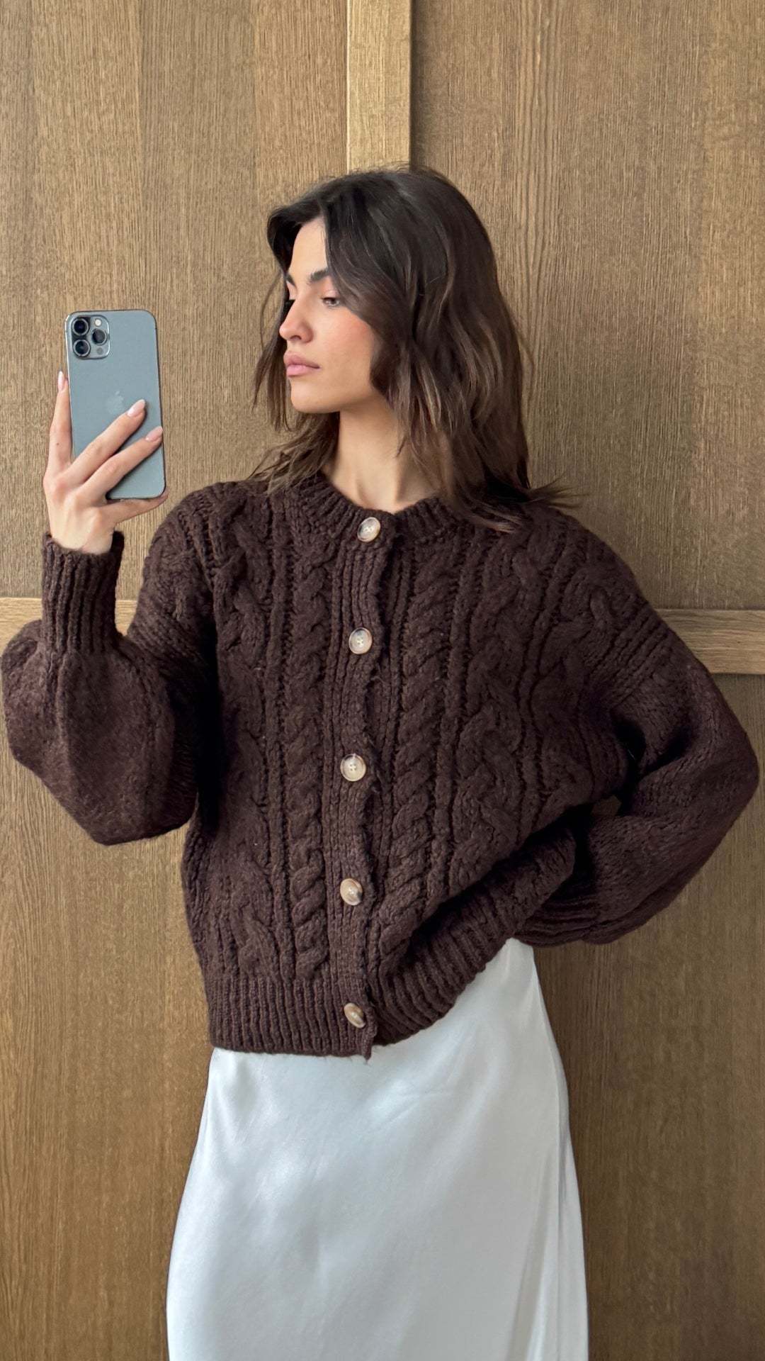Damen Grobstrickjacke mit eleganter Knopfdetails und voluminösen Ärmeln R&B