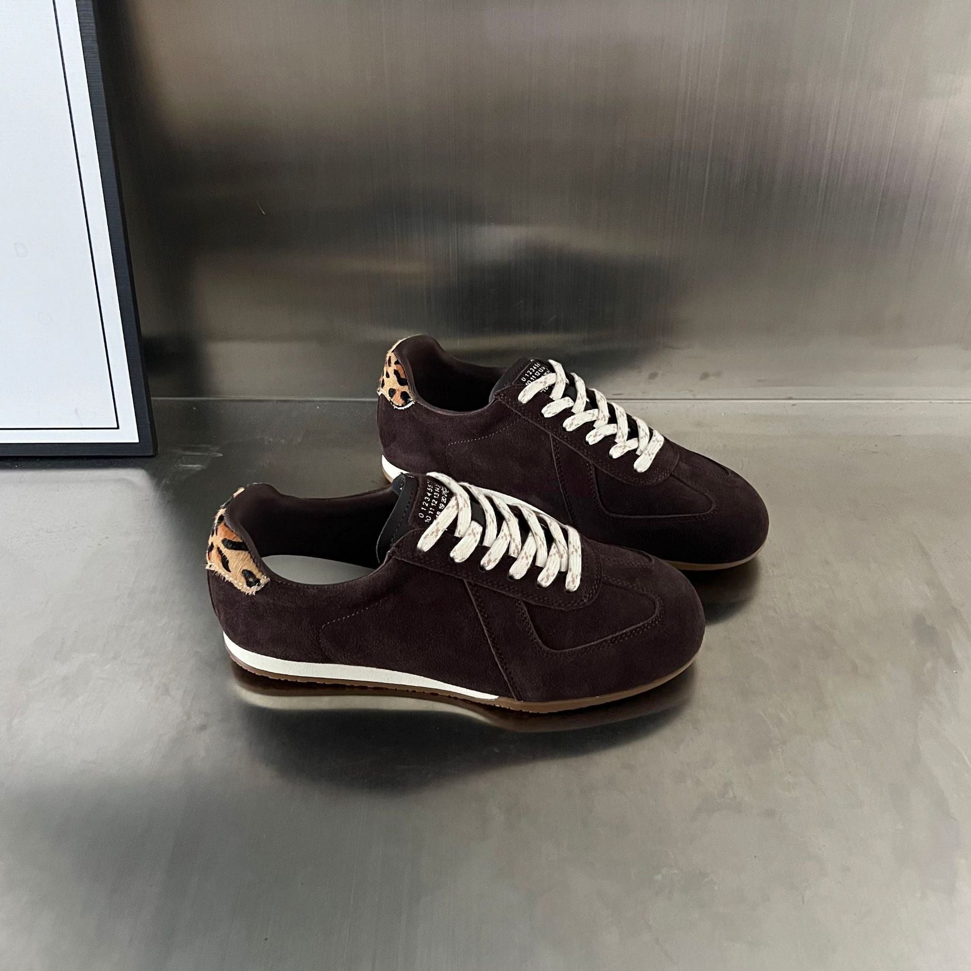 Damen Sportliche Sneakers mit modischem Wildleder-Obermaterial und einzigartigen Akzenten R&B