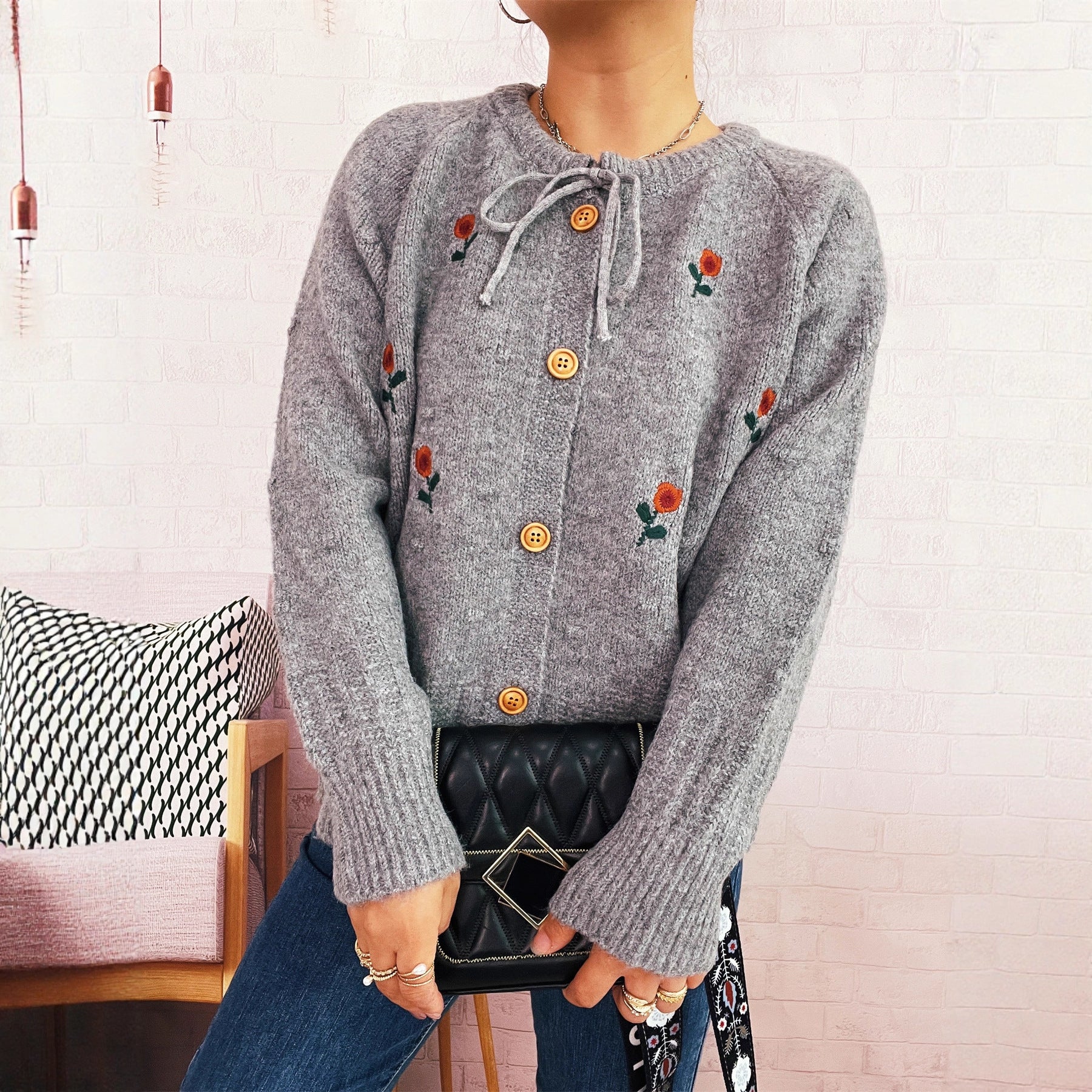 Damen Strickjacke mit floralem Stickdesign und Knopfverschluss R&B