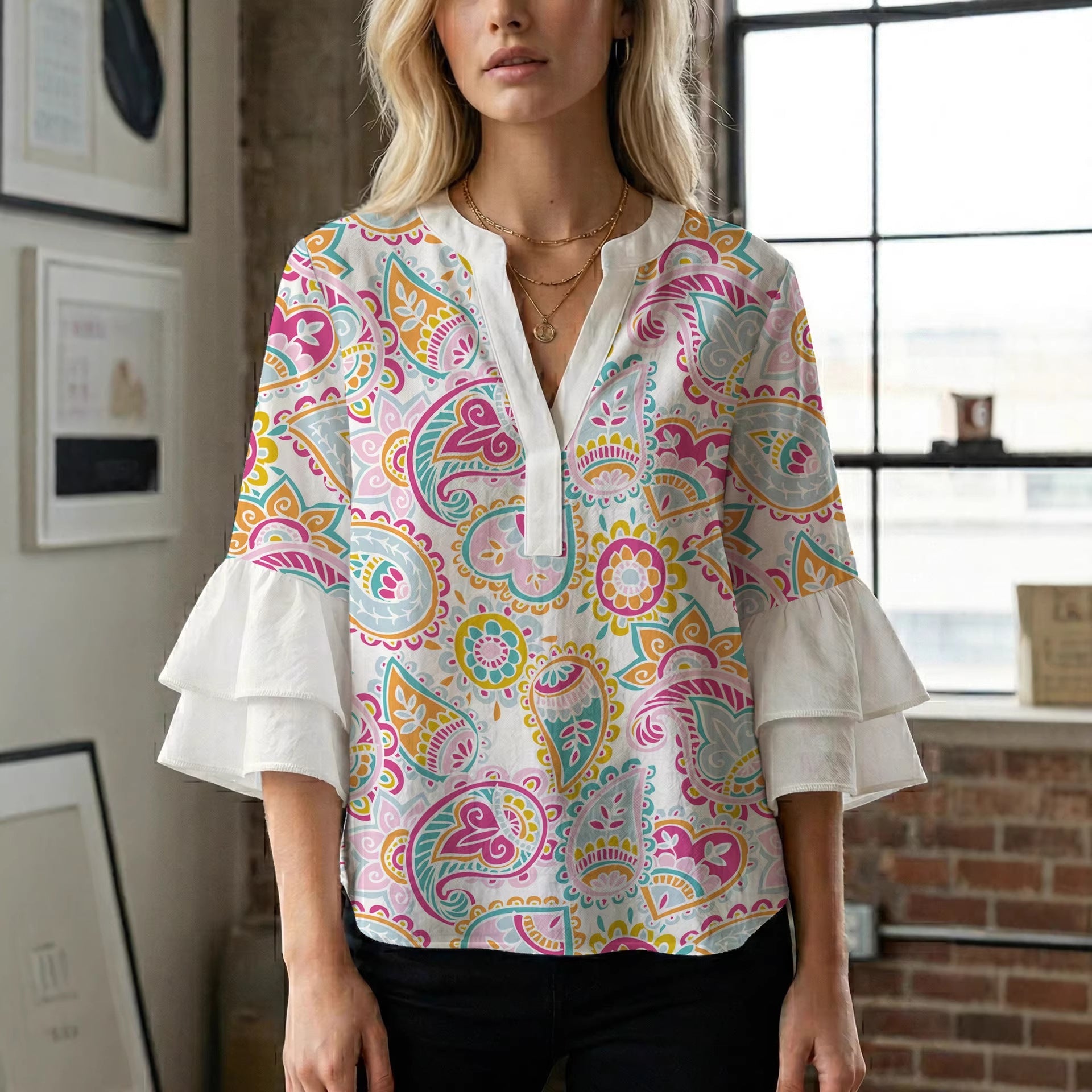 Damen Bluse mit voluminösen Flügelärmel und intensivem Blattmuster