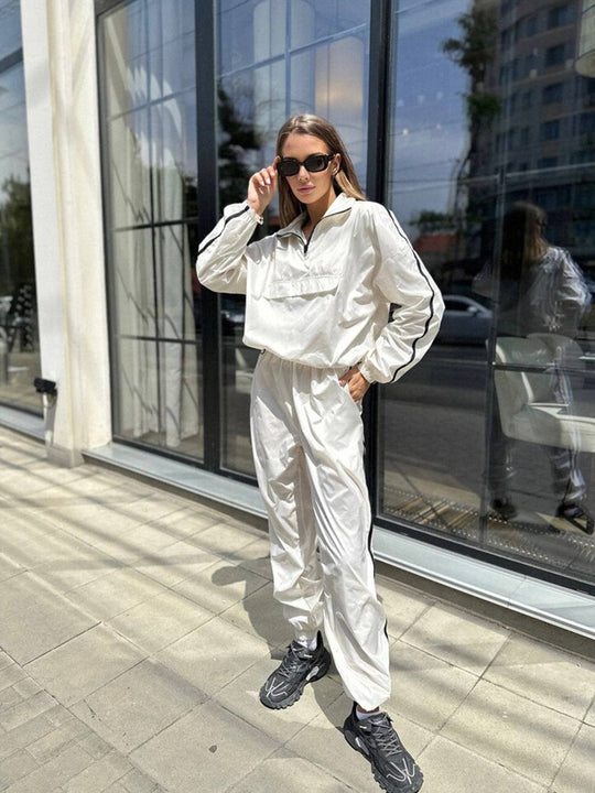 Damen Sportliches Set aus leichtem Material mit Reißverschluss R&B
