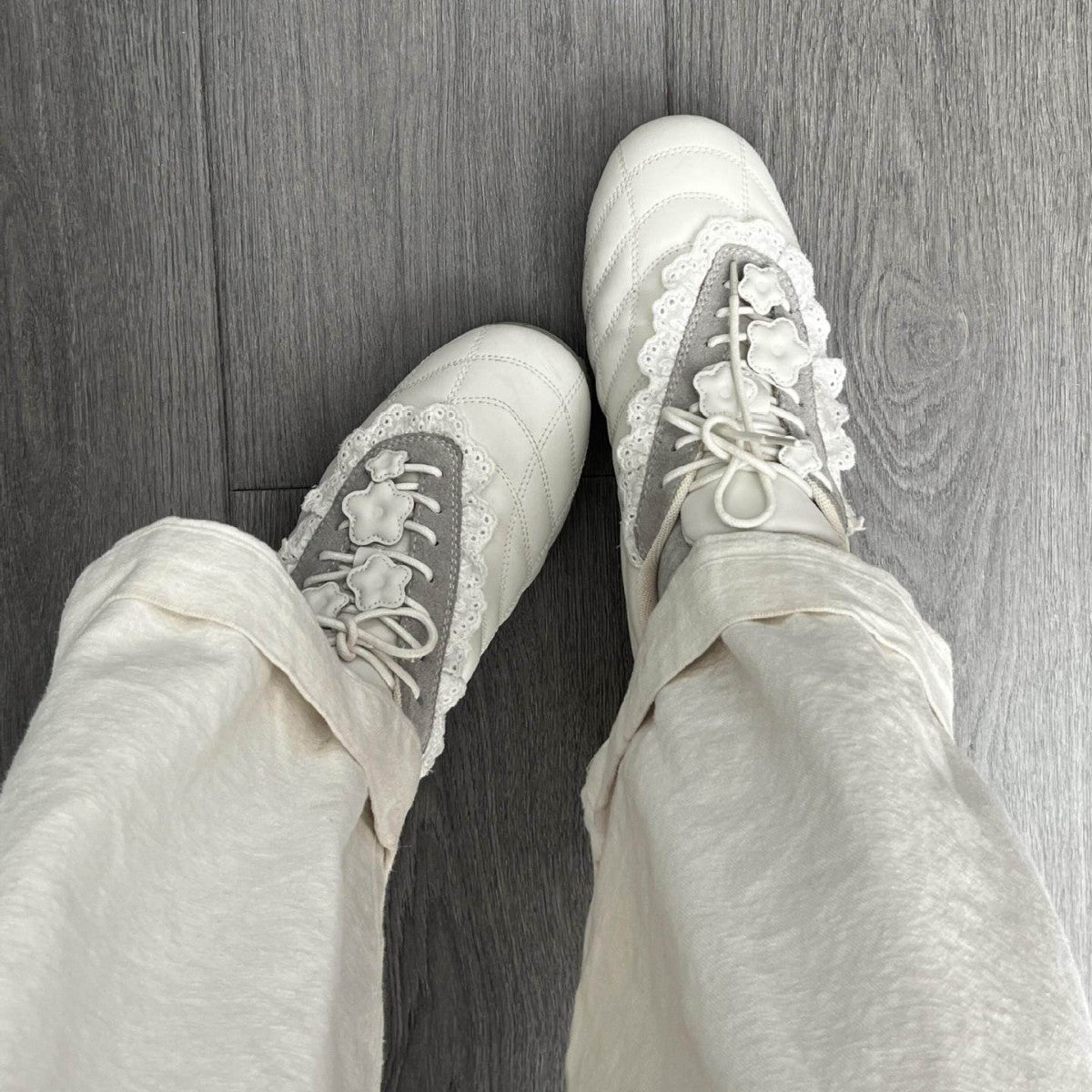 Damen Sneaker mit romantischem Spitzendetail und sportlichem Design R&B