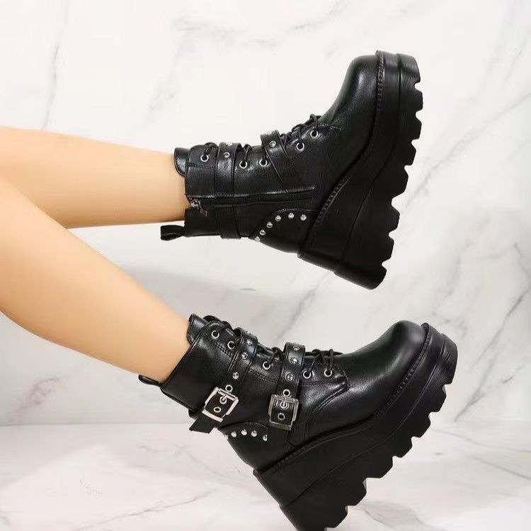 Damen Wedge-Stiefeletten mit dekorativen Schnallen und robuster Profilsohle R&B