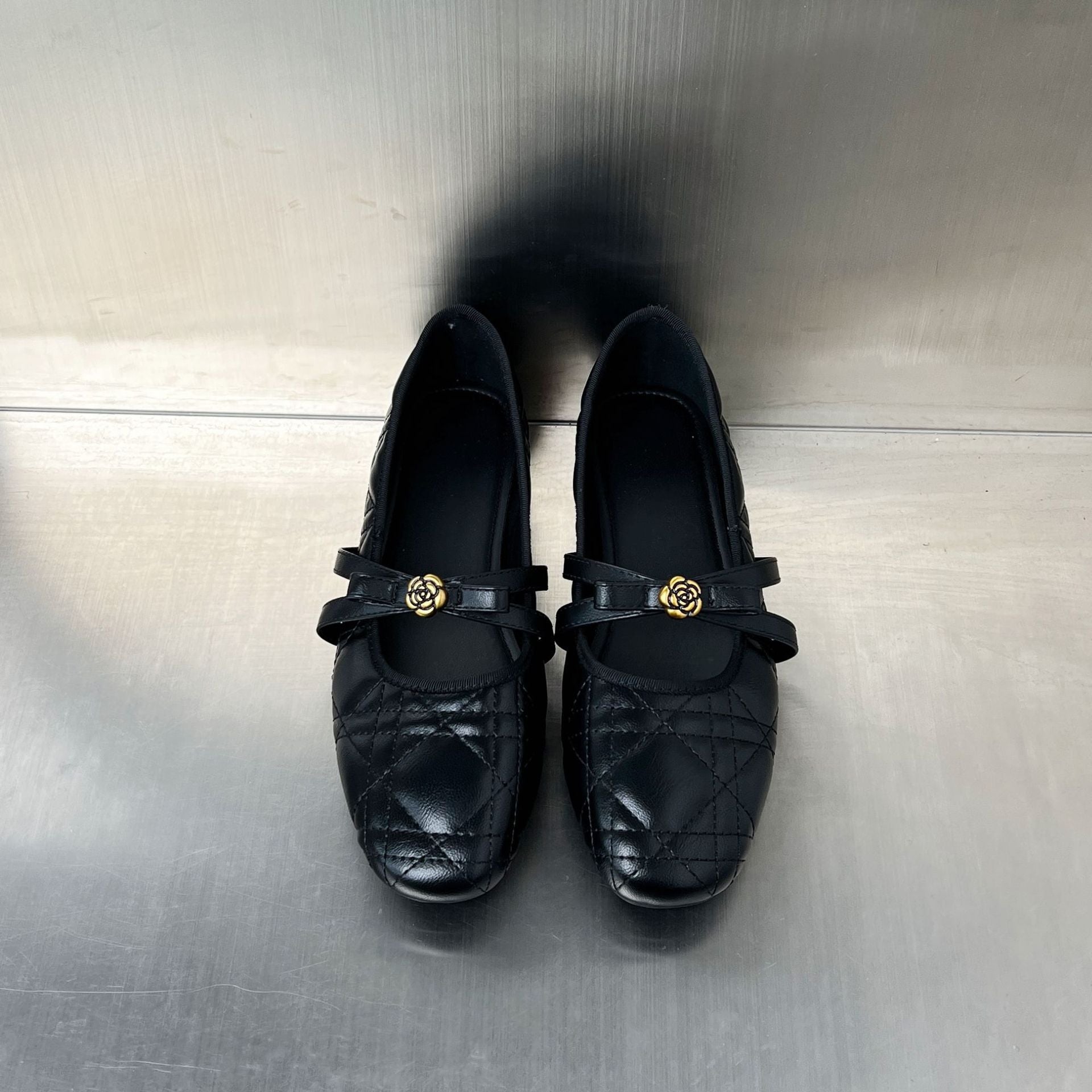 Damen Ballerinas mit elegantem Riemen und stilvollem Blumenmotiv R&B