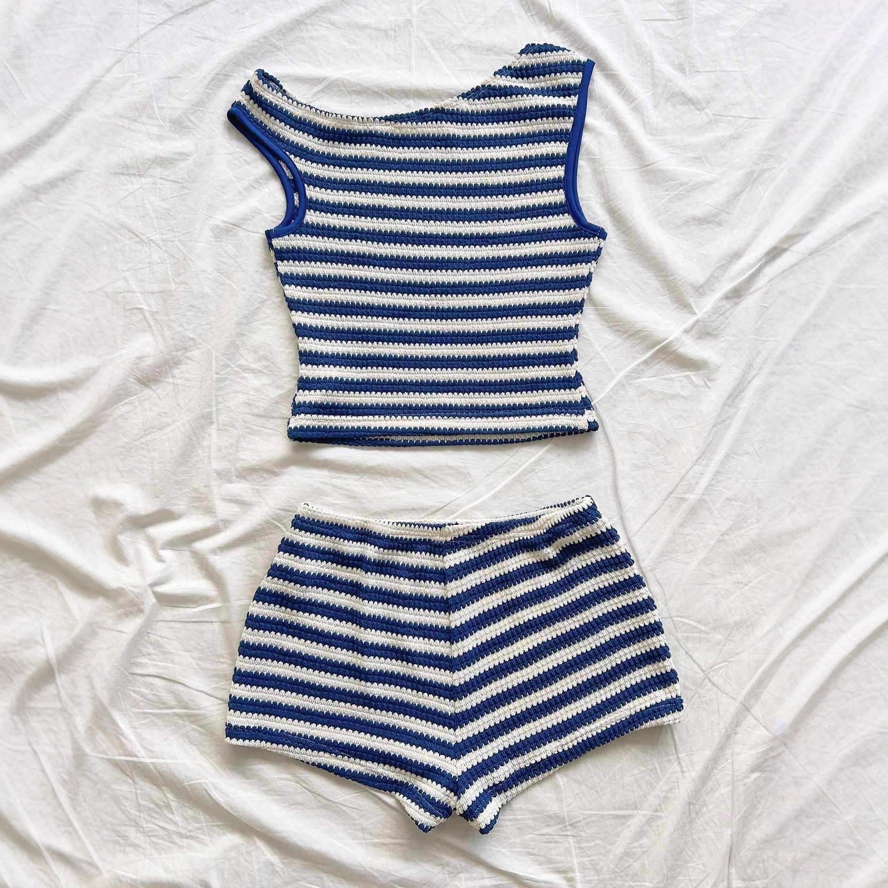 Damen Strand-Outfit mit gestreiftem Crop-Top und Shorts R&B
