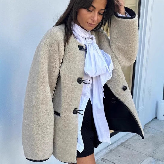 Damen Kuschelige Teddyjacke mit kontrastierenden Knopfdetails und Taschen R&B