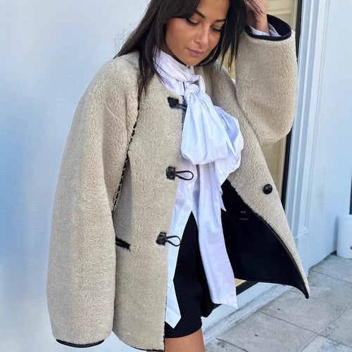 Damen Kuschelige Teddyjacke mit kontrastierenden Knopfdetails und Taschen R&B