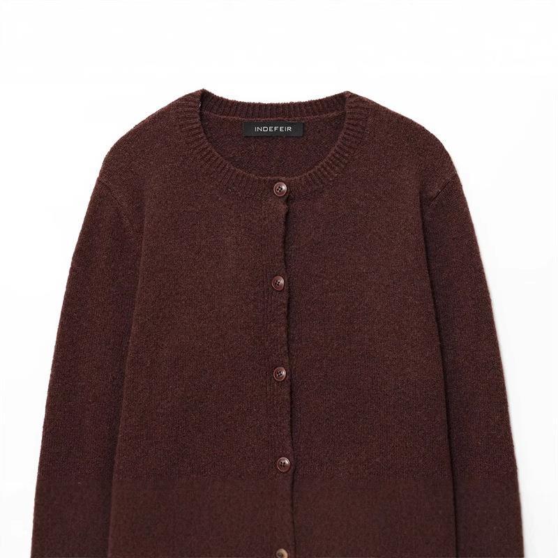 Damen kuschelige Strickjacke mit klassischen Knöpfen und Rundhalsausschnitt R&B