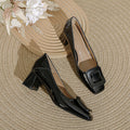 Damen elegante Lackleder-Pumps mit komfortablem Blockabsatz und dekorativer Schnalle