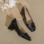 Damen elegante Lackleder-Pumps mit komfortablem Blockabsatz und dekorativer Schnalle